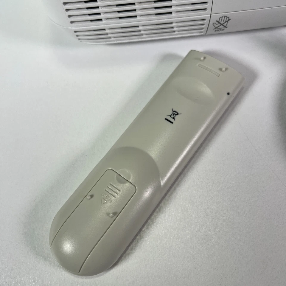 NEC NP115 DLP 1080i 8-bit Color 800x600 Resolution 2500 Lumens Video Projector - Image 4 of 4