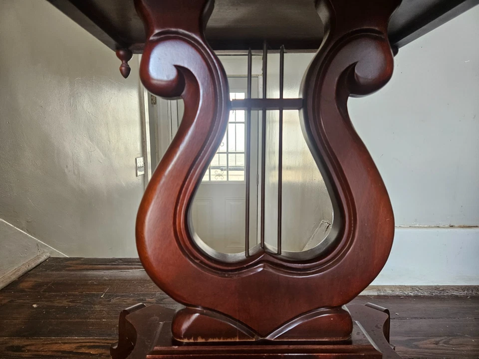 Antigua mesa auxiliar de caoba y mármol blanco macizo con base de arpa Foto 4 de 4