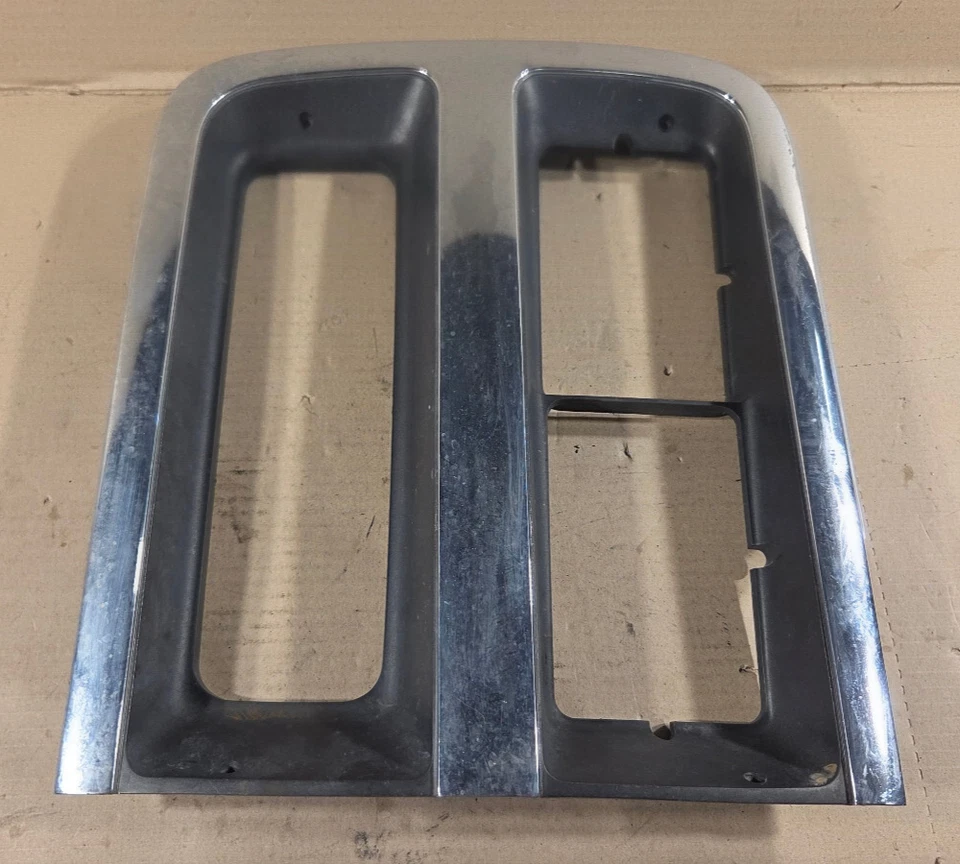 1993-1995 Chevrolet G10 G20 G30 OEM Passenger Tail Light Trim Bezel 15685966 - Image 3 of 4