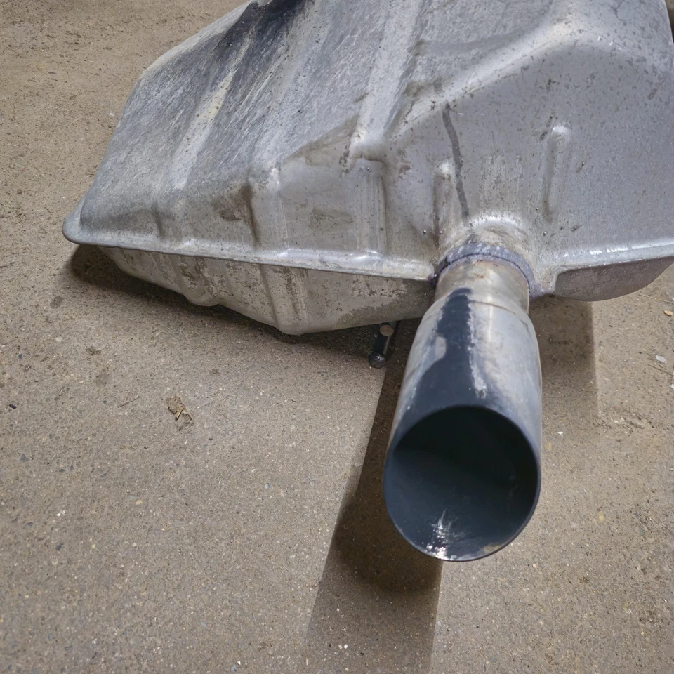 Silenciador de escape trasero del lado del conductor Chevy Camaro 2010 OEM Foto 3 de 4