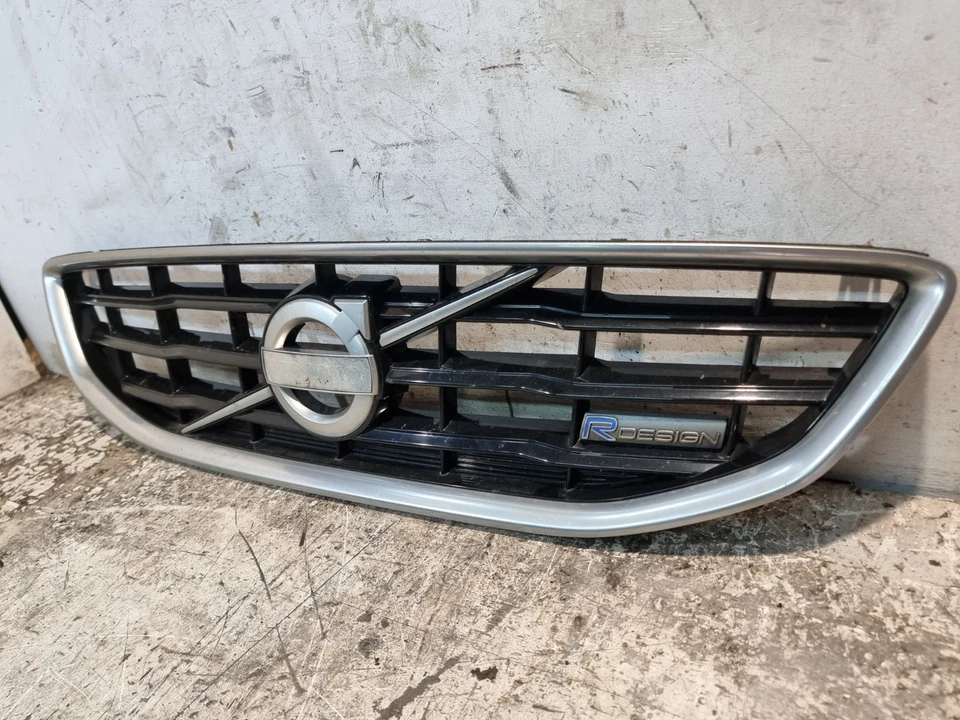 Решетка решетка для переднего бампера в центре Volvo V40 R Design 2014 MK3 от оригинального производителя 31353120 - Изображение 2 из 4