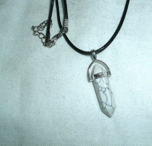 Collar de cadena de cuero de 20" con colgante de bala de cristal Howlita para hombre Foto 2 de 3