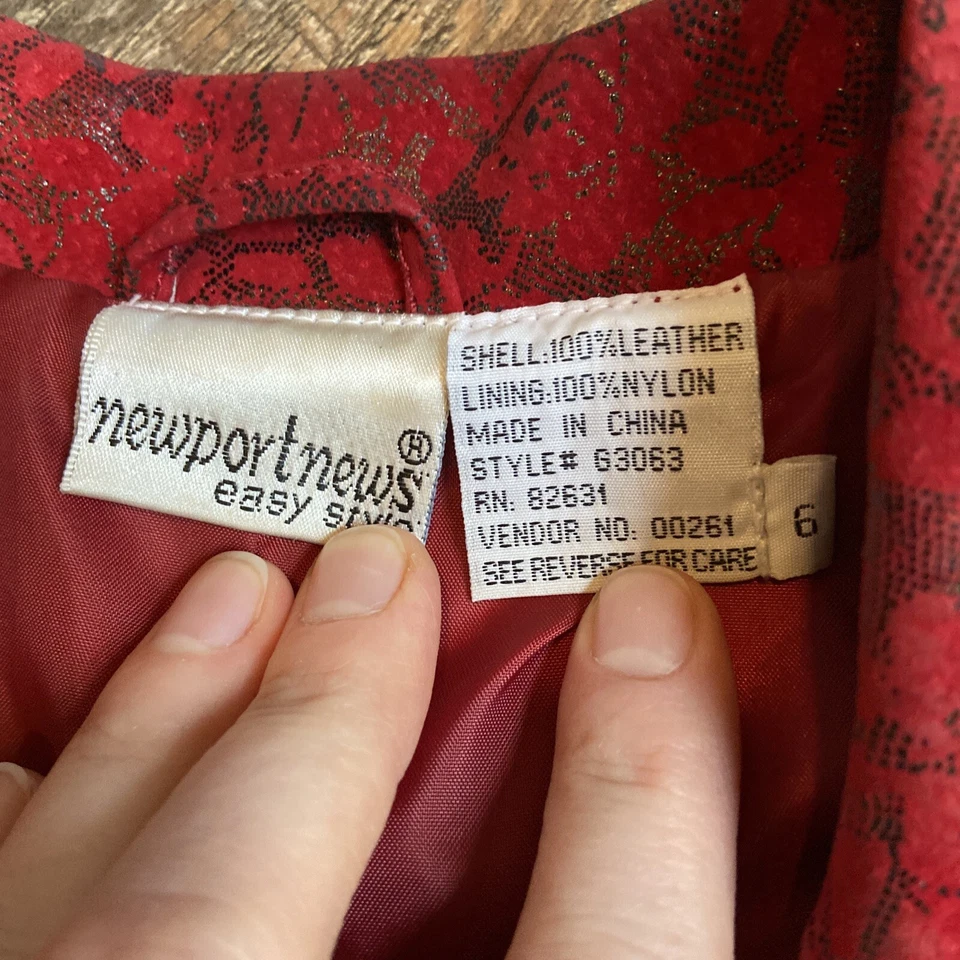 De colección Newport News | Almohadillas de hombro con estampado de encaje negro de gamuza para mujer 6 Foto 2 de 4