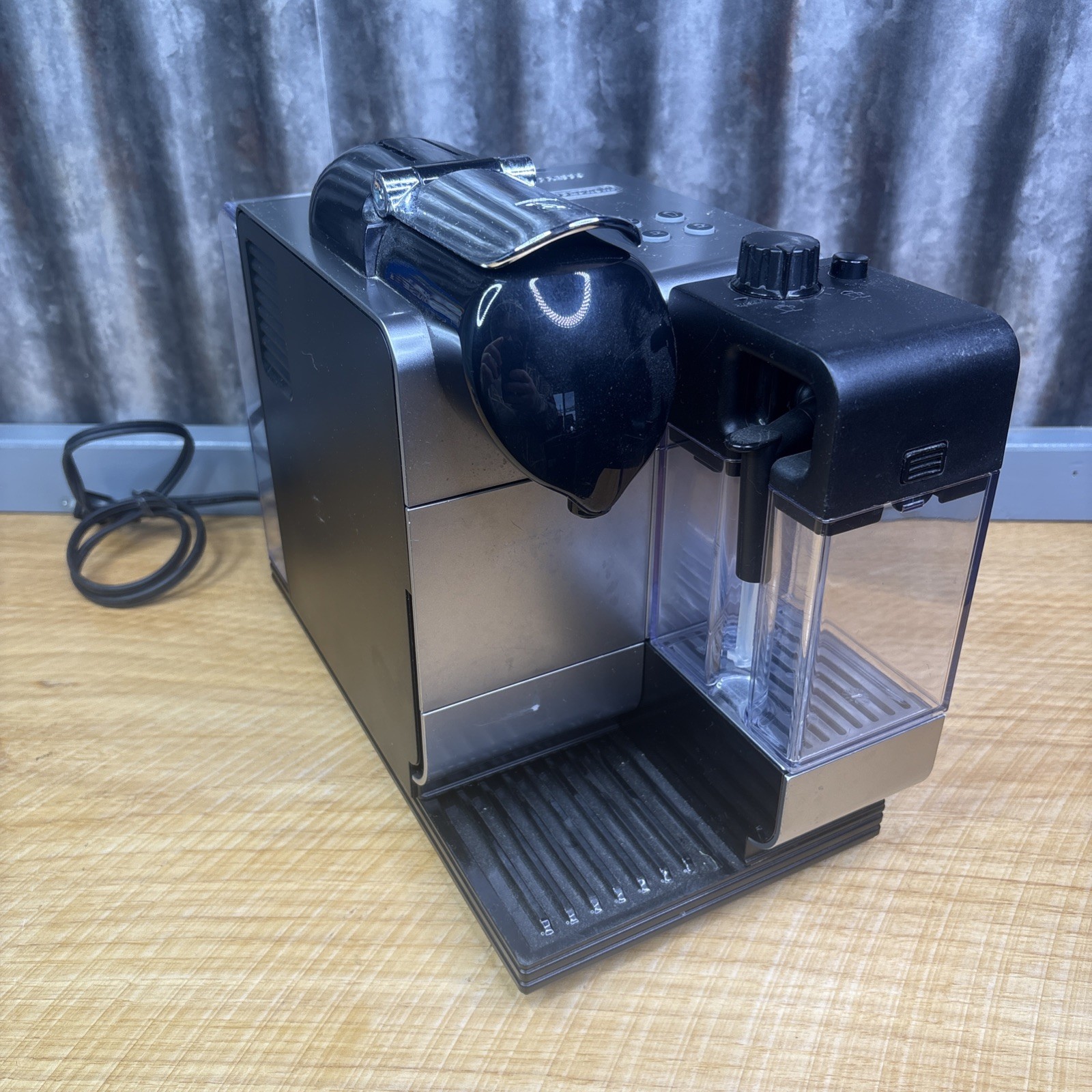 Nespresso Gray Delonghi Lattissima EN520SL Capsule Espresso Maker + Milk Frother