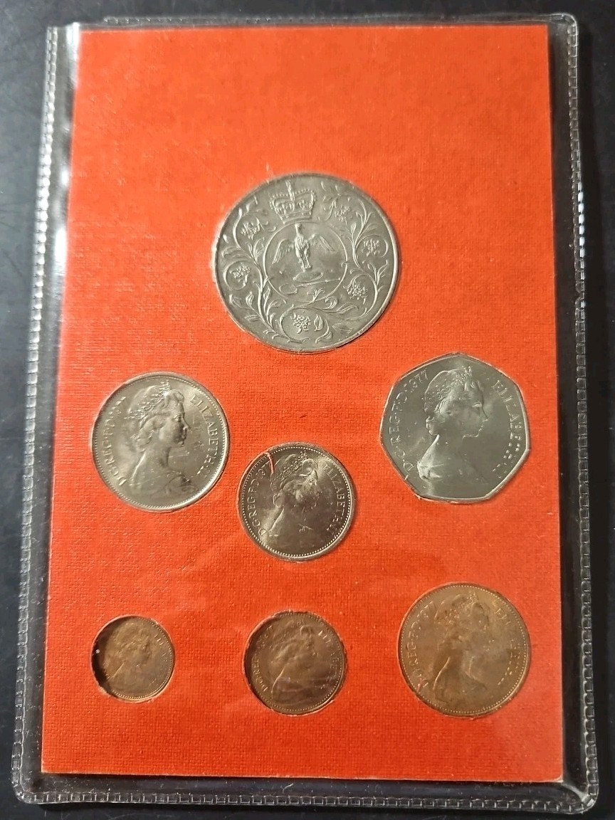 UK.  1977 Uncirculated Coin Set : First Complete Set Of Decimal Coins (#00056)