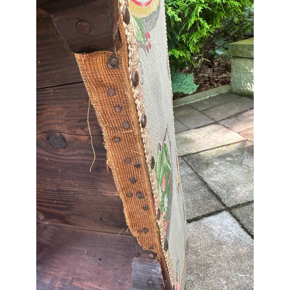 REPOSAPIÉS vintage madera maciza pesada patas talladas tela tapizada con tachuelas Foto 3 de 4