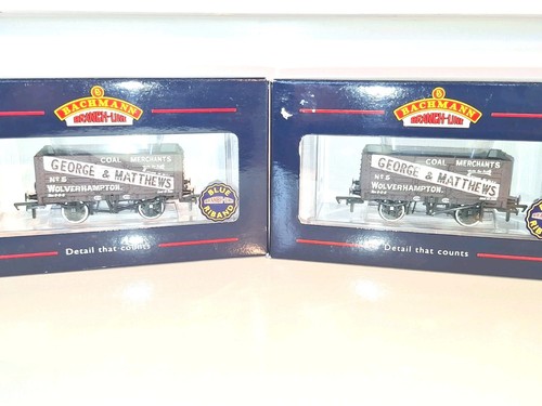 Bachmann 37105,  7 Plank Wagons x 2. New Old Stock. Mint Cond. Boxed. OO Scale | Condition: New