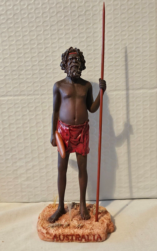 VTG AUSTRALIAN ABORIGINAL FIGURINE WITH SPEAR/BOOMERANG COMPLETE