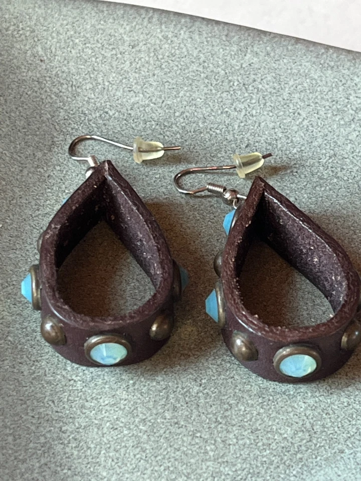 大号深棕色皮革泪珠环带青铜铆钉和虹彩浅蓝色 — 第 3/4 张图片