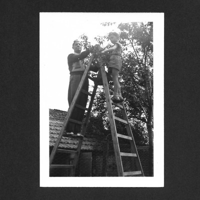 Mann raucht, Faden Baum Gartenarbeit Leiter Holz - altes Foto Schnappschuss ca. 1940
