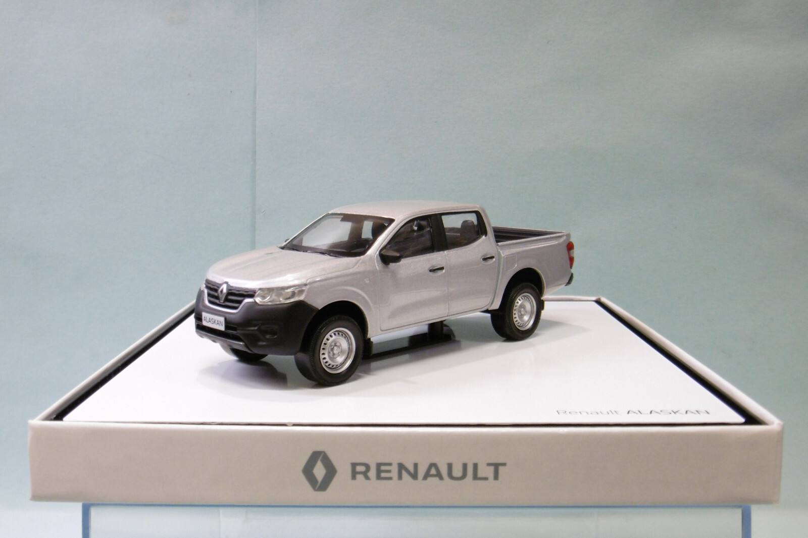 Norev Renault Alaskan 2017 au 1/43 gris métallisé pour décorer un bureau de passionné d'auto