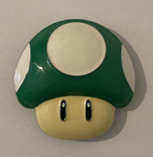 2010 SUPER MARIO BROTHERS GREEN MUSHROOM BELT BUCKLE NINTENDO LICENSED