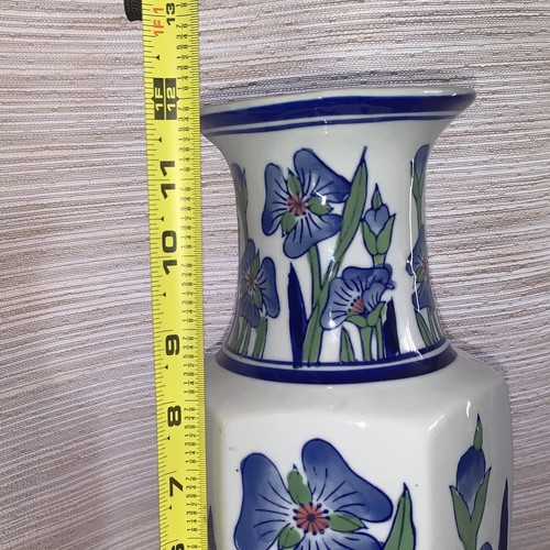 Jarrón blanco japonés iris azul y verde 12" de alto - Imagen 8 de 9