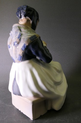 Alte Royal Copenhagen Figur Lotte Benter "Amager-Mädchen näht" Nr. 1317 H. 25 cm - Bild 7 von 12