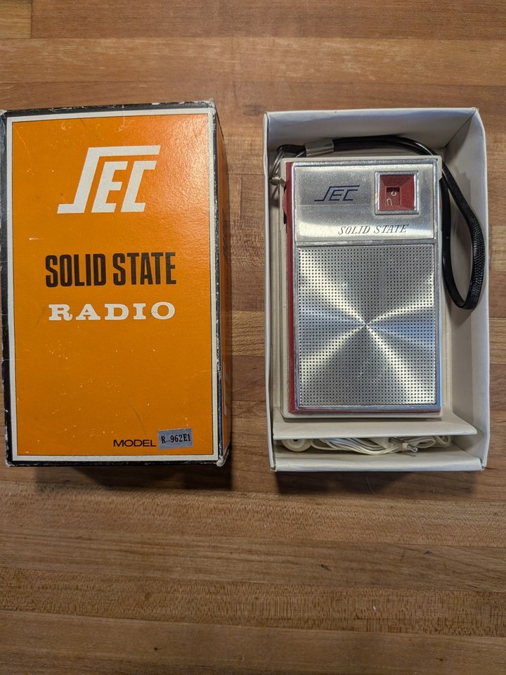 Vintage JEC Solid State Radio Red White R-962E1 NOS Boxed Transistor Hong Kong