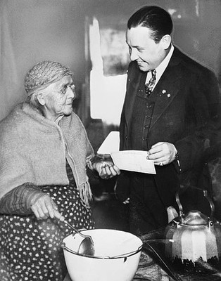 Bradley MI In her home here Mrs Sarah Issac receives her old age p- Old Photo