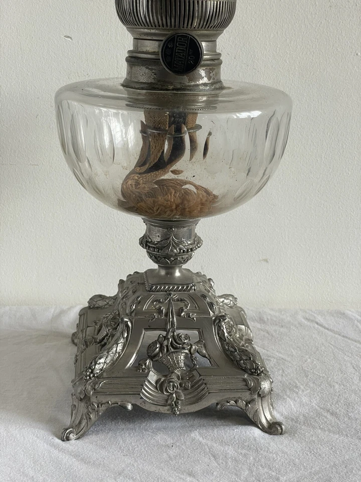 Lampe à Pétrole MATADOR 20" et son pied en étain finement décoré-verre d’origine - Photo 4/4