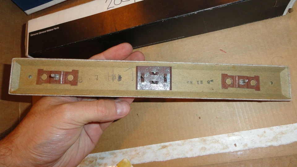 NOS 1985-86 CADILLAC FLEETWOOD PORTA DA FRENTE ACABAMENTO INTERNO COM EMBLEMA CLARET ESCURO - Imagem 3 de 4