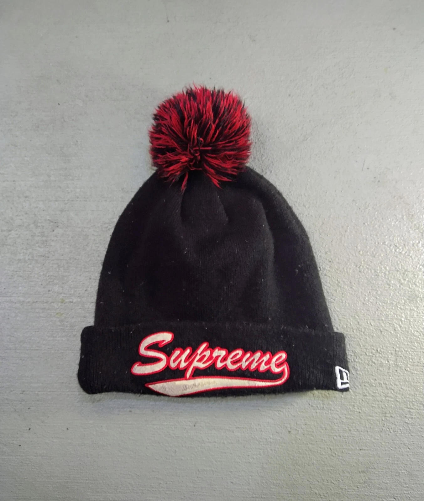 Supreme x New Era Beanie Snake Script Logo FW17 rouge pom pom pom pom acrylique
