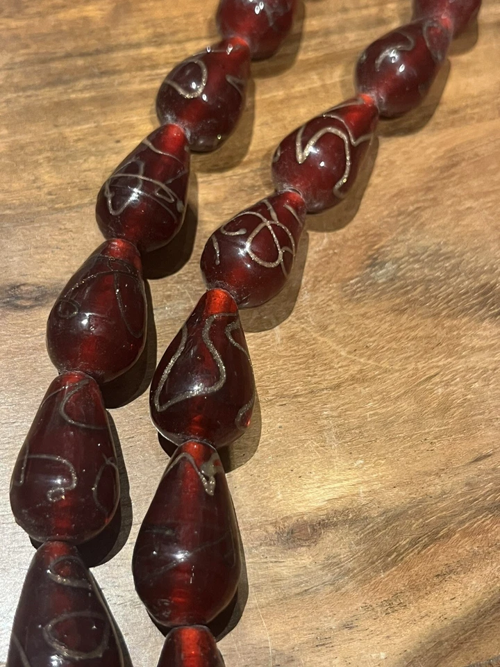 Cuentas de vidrio de arte rojo vintage oro remolino lágrima años 40 era 10 pulgadas hilo Foto 2 de 4