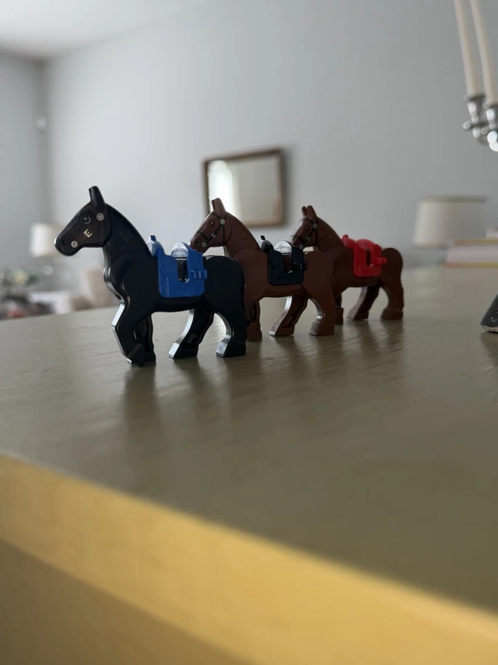 Tres caballos Lego con sillas de montar todo en buen estado Foto 3 de 4