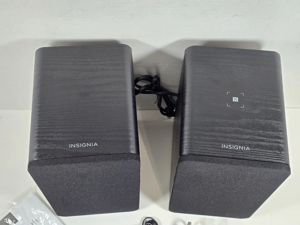 Insignia Powered Bluetooth, RCA, Aux, Alto-falantes de Estante (NS-HBTSS116) - Preto - Imagem 4 de 4