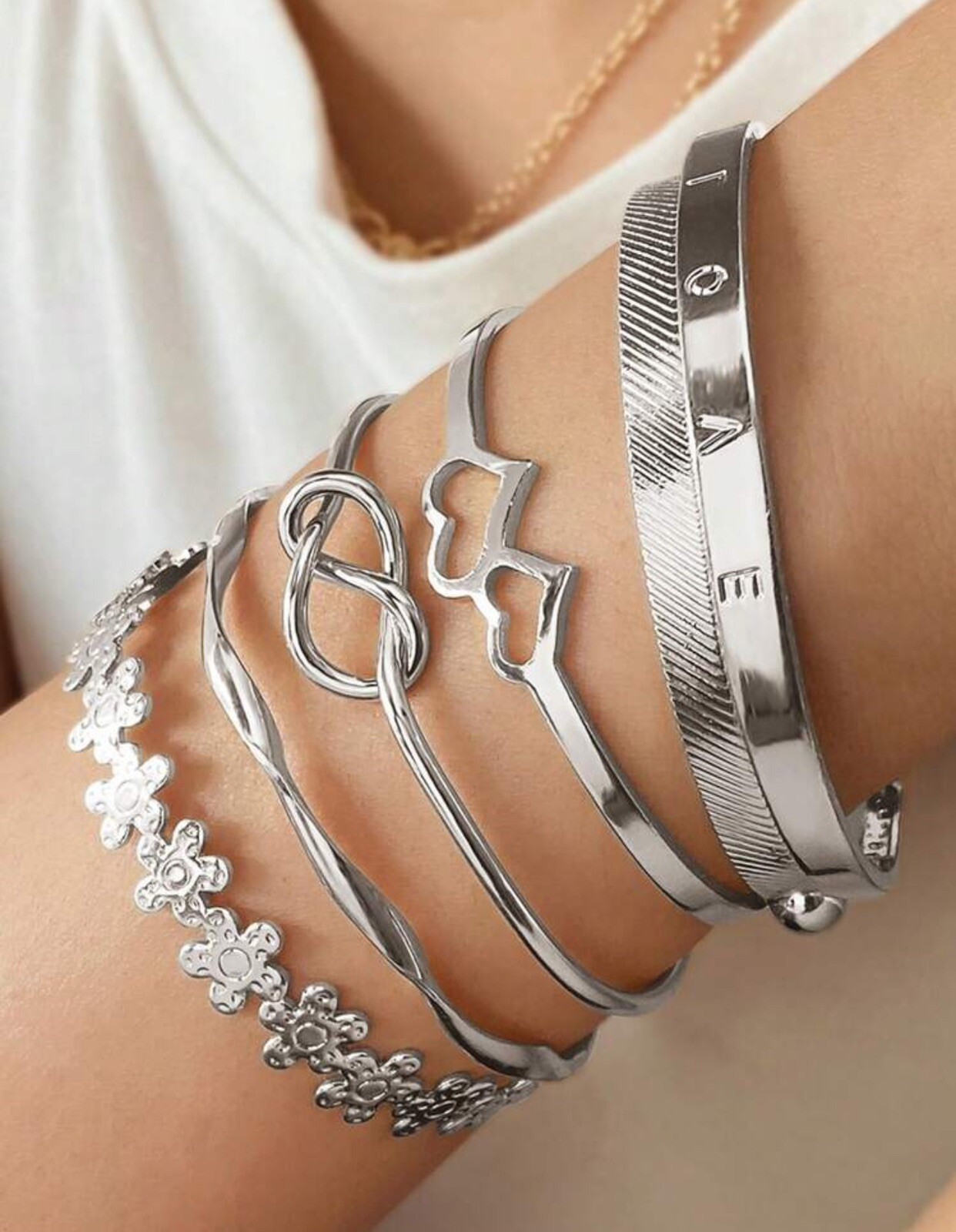 Jonc argenté et chainette haut de gamme en lot de bijoux femme