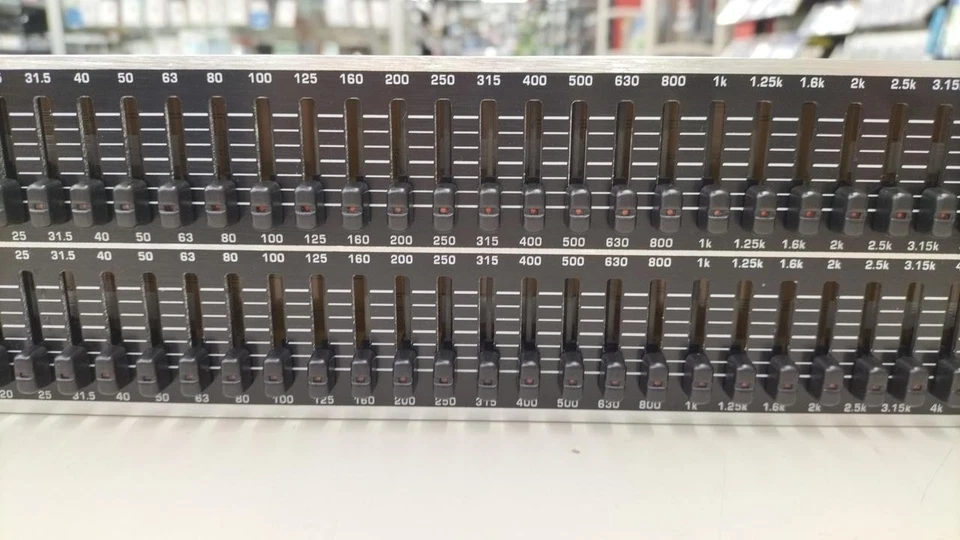 BEHRINGER FBQ3102 | 31-Band Stereo Graphic Equalizer for Pro Use Good Condition - Image 3 of 4