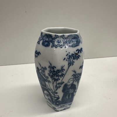 A Chinese Blue and White Vase With Fine Details 9,5 cm Tall