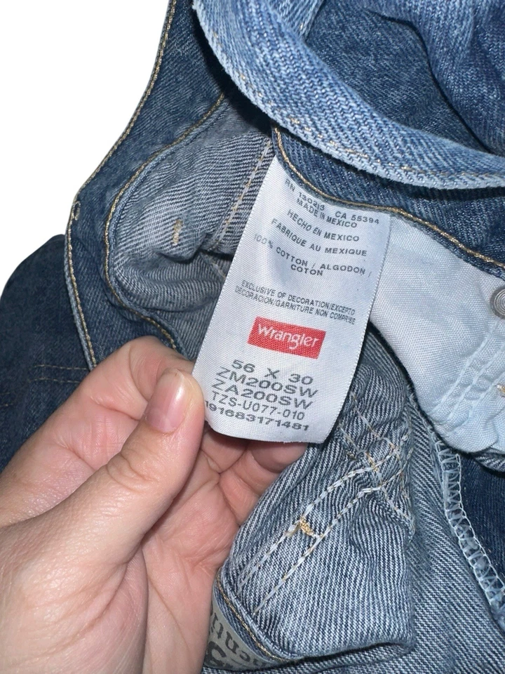 Pantalones de mezclilla Wrangler auténticos para hombre calce relajado grandes y altos 56x30 lavado medio Foto 4 de 4
