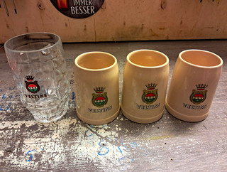 Veltins Bierkrug Set: 3 Steinkrüge 0 4l 1Glaskrug 0 5l Thema Bier & Brauerei