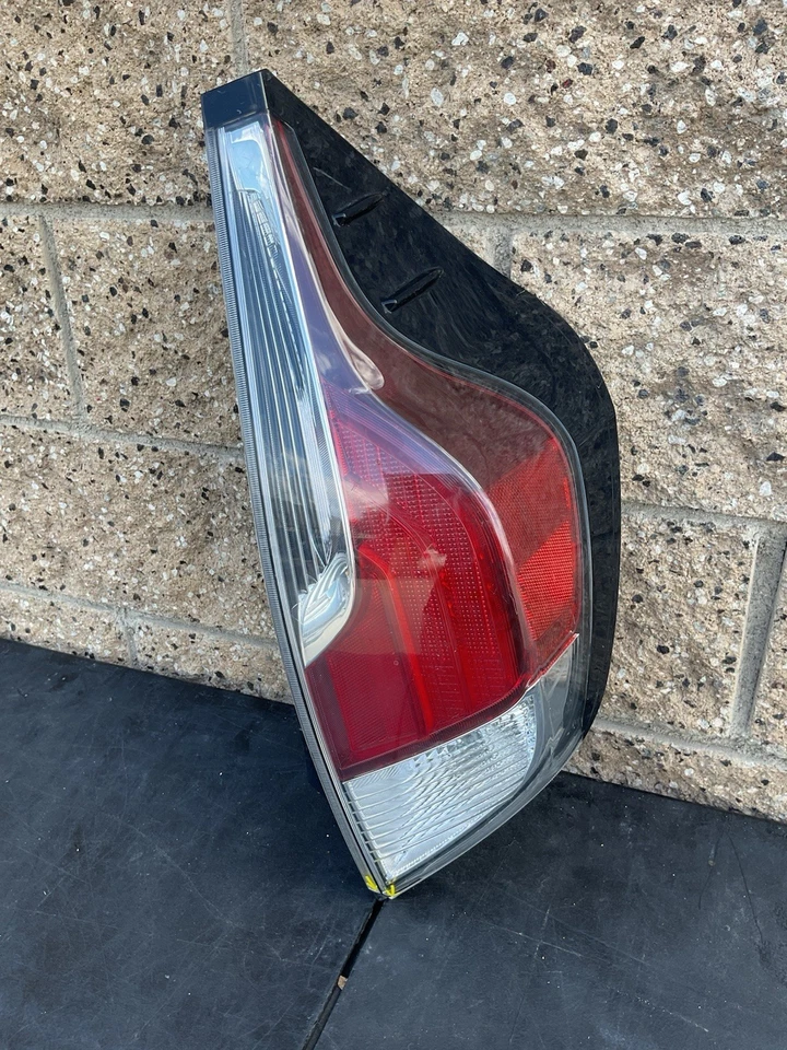 Luz trasera derecha Toyota Prius C 2014 2015 2016 2017 OEM usada Foto 3 de 4