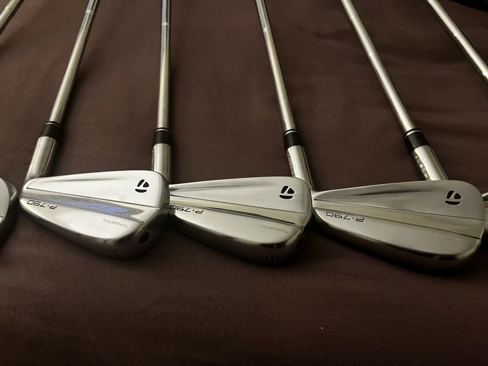 Nuevos hierros de golf TaylorMade P-790 2024 con ejes NS PRO 950 R + agarre Golf Pride Foto 2 de 4