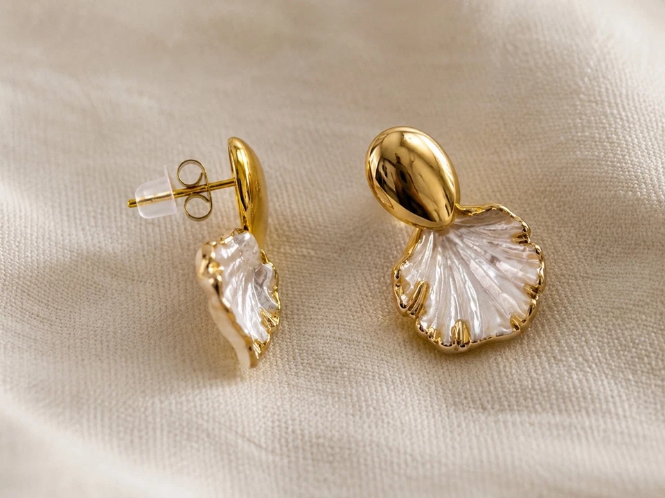 Boucles d’oreilles femme dorées coquillage blanc nacré pendantes fantaisie - Photo 4/4