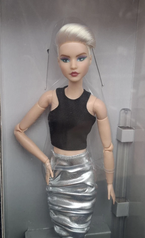 Barbie doll Signature Looks Basics collector model #8 made to move Mattel HCB78 - Immagine 2 di 4