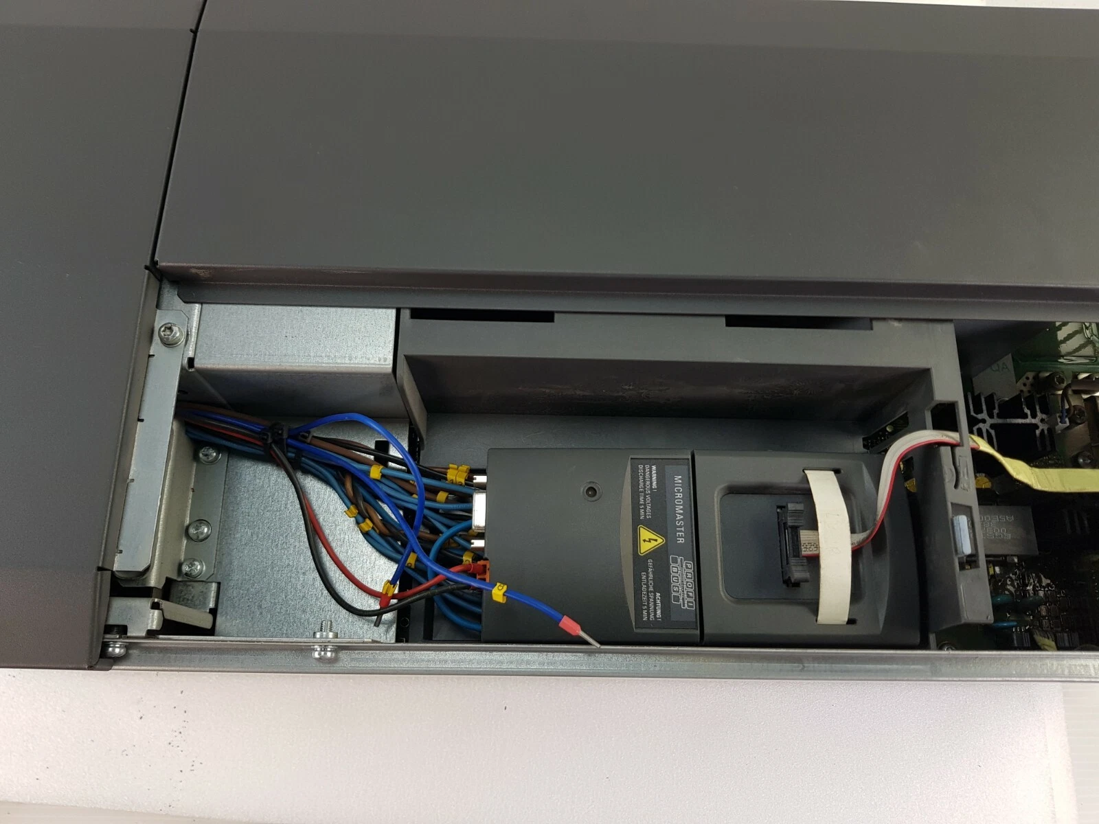 Terminal area of the MICROMASTER 440 with the lower cover opened