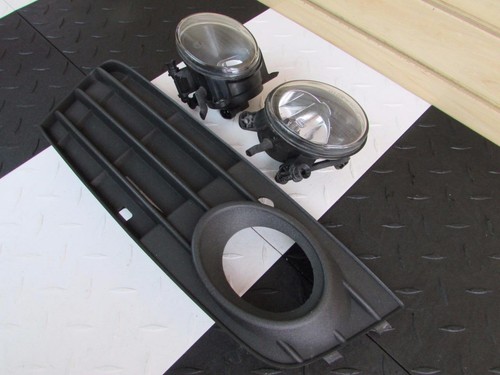 2010 Audi A4 Sedan Pair of Front Fog Lights RH LH w/ Passenger Lower Grille - Picture 3 of 9