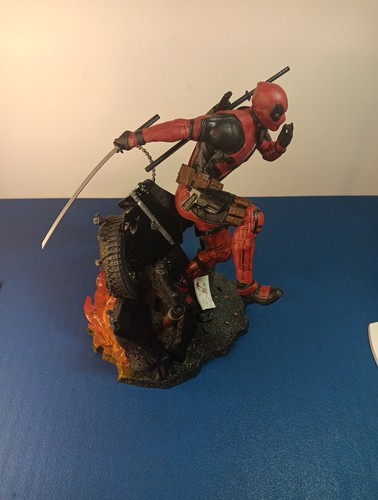 Marvel Diamond Gallery Deadpool PVC Diorama *Walmart Exclusive* MINT Condition - Afbeelding 5 van 10