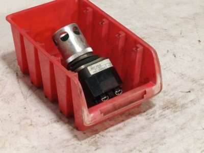 Allen-Bradley 800T-PB16 Illuminated Push Button Switch Green 120V Panel Mount
