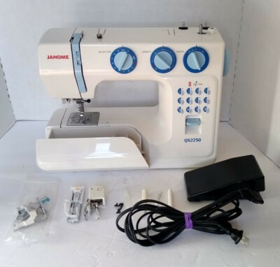 Nice Janome QS2250 Sewing Machine Case & Pedal Extras