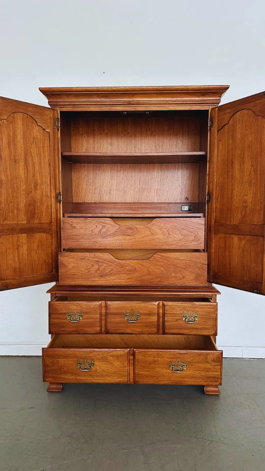 Armario Thomasville Fisher Park de colección - Precio original $3000 Foto 4 de 4