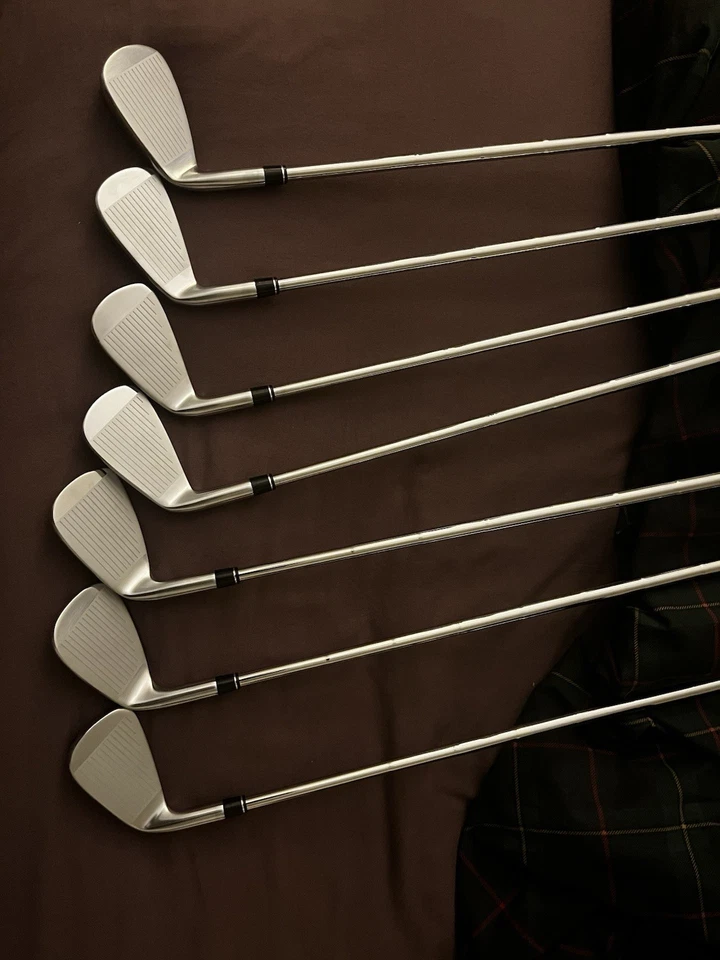 Nuevos hierros de golf TaylorMade P-790 2024 con ejes NS PRO 950 R + agarre Golf Pride Foto 4 de 4