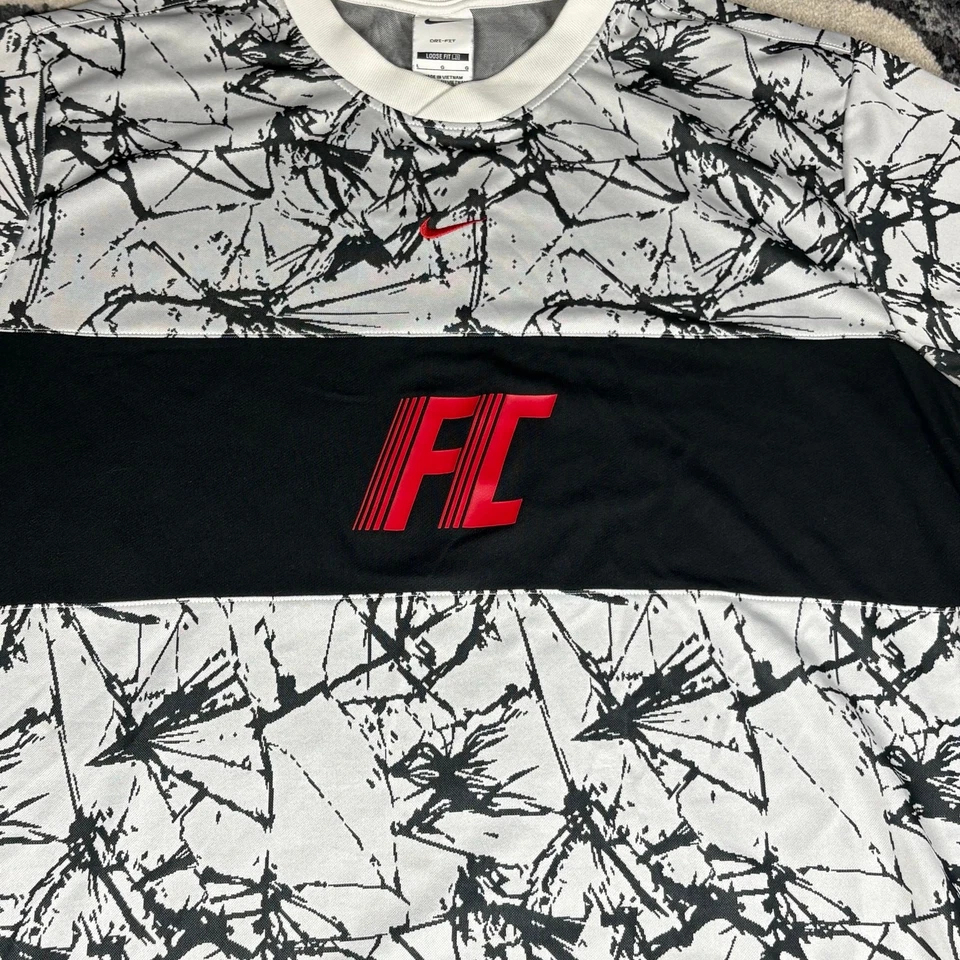 Camiseta deportiva de fútbol Nike FC para hombre talla L blanca negra gráfica abstracta Foto 2 de 4