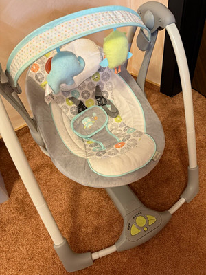 Ingenuity elektrische Baby-Schaukel mit Spielbogen, Tiere, Grau/Weiß/Mint