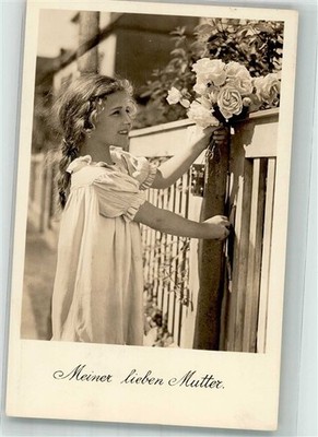 38177427 - Kind Rosen Muttertag