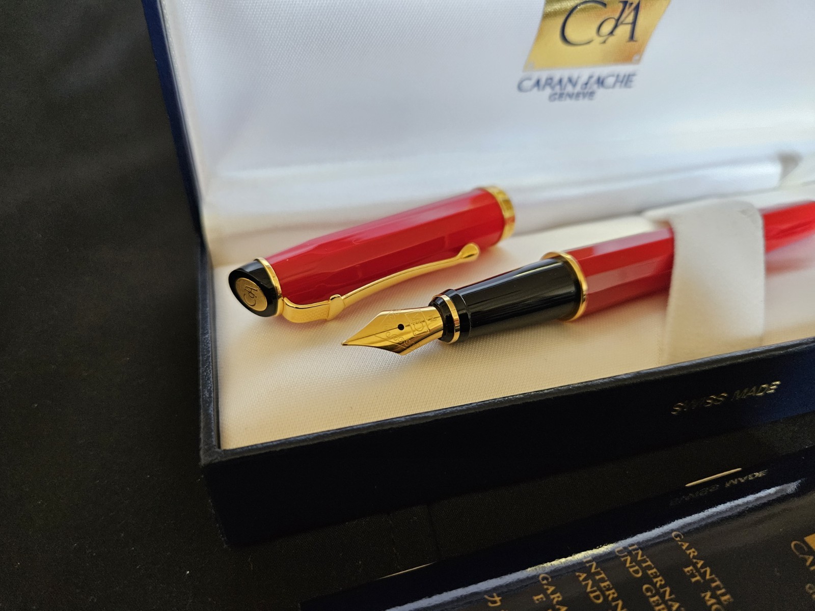 Stylo Plume Caran d'Ache Equinoxe luxe en résine rouge plaqué or pour écriture