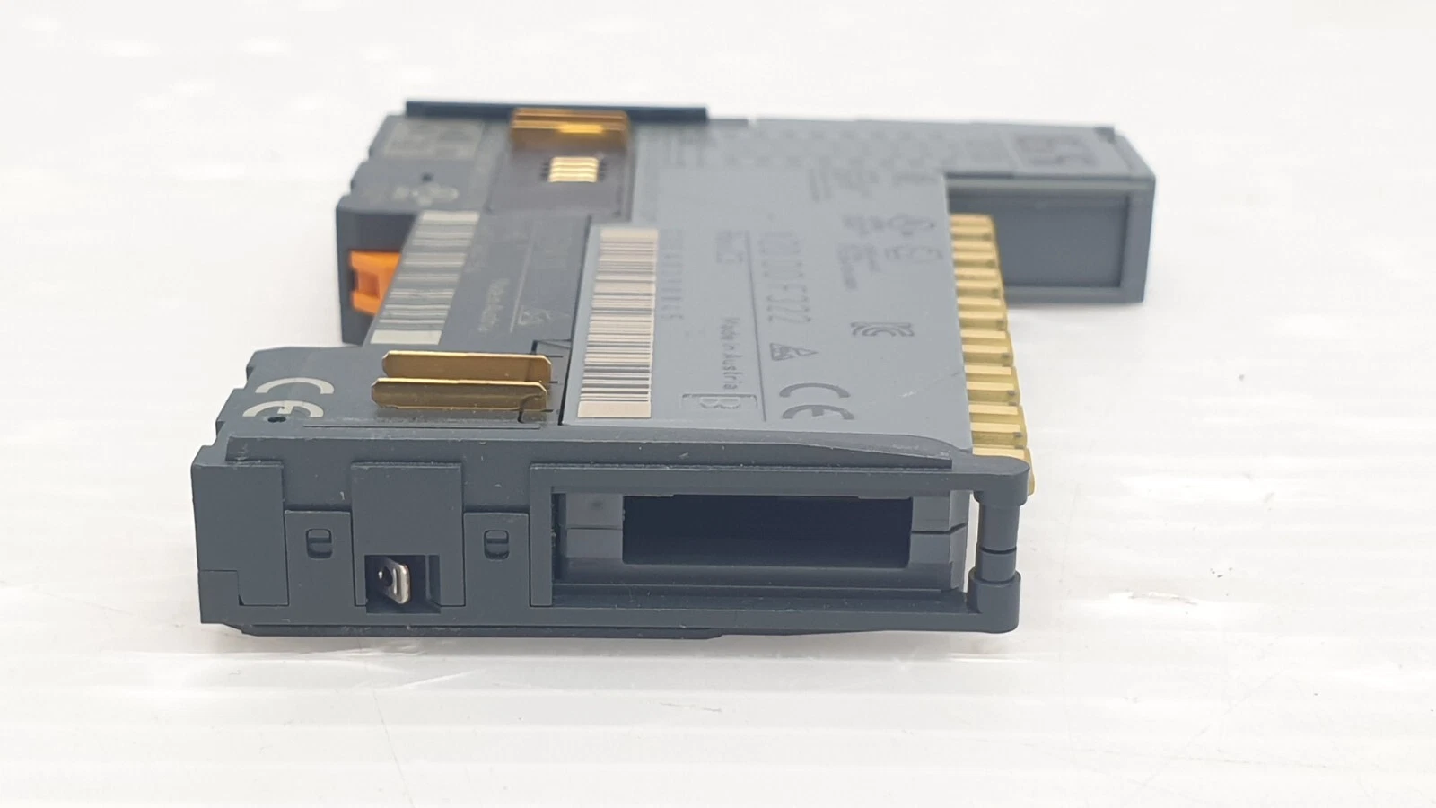 End view of the X20 DO F322 and X20 BM 11 with bus contacts