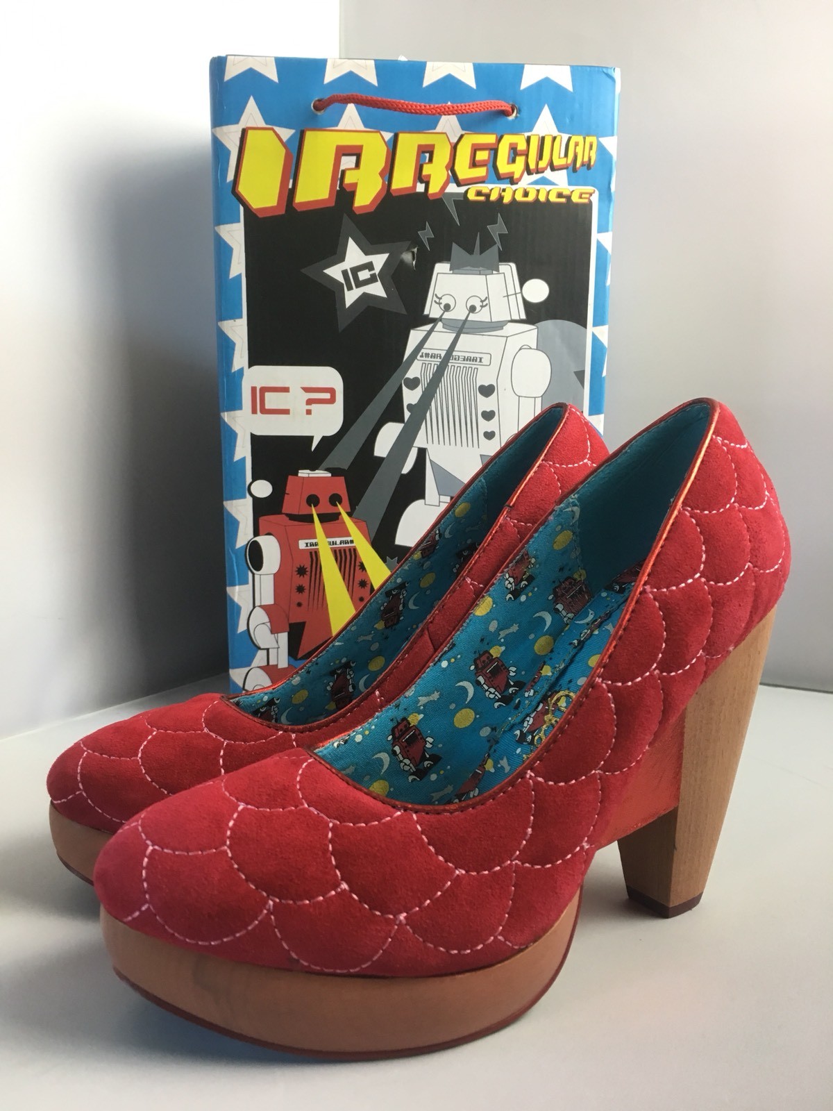 NEU Irregular Choice ROT Suede Scales Wooden Block Heel Robot Schuhes 4 Rockabilly NEU Irregular Choice ROT Suede Scales Wooden Block Heel Robot Schuhes 4 Rockabilly