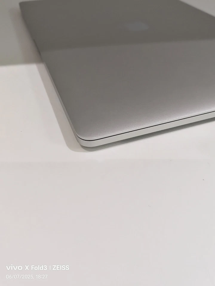 2019 MacBook Pro 15" (i7/16GB/256GB/RADEON PRO 555X) -Only 10 battery cycles! - Image 3 of 4