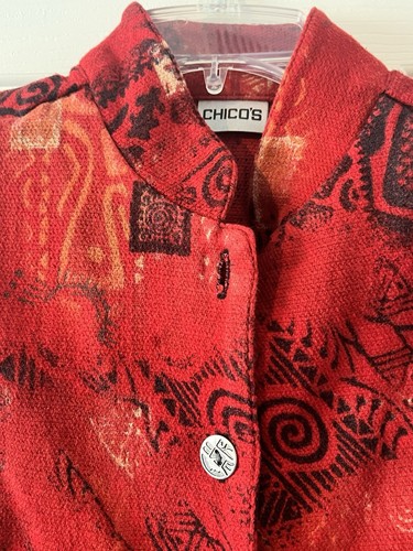 Chaleco Chico's 100% Algodón Cuello Alto Hecho en India Botones Rojo/Negro Talla 1 - Imagen 5 de 9